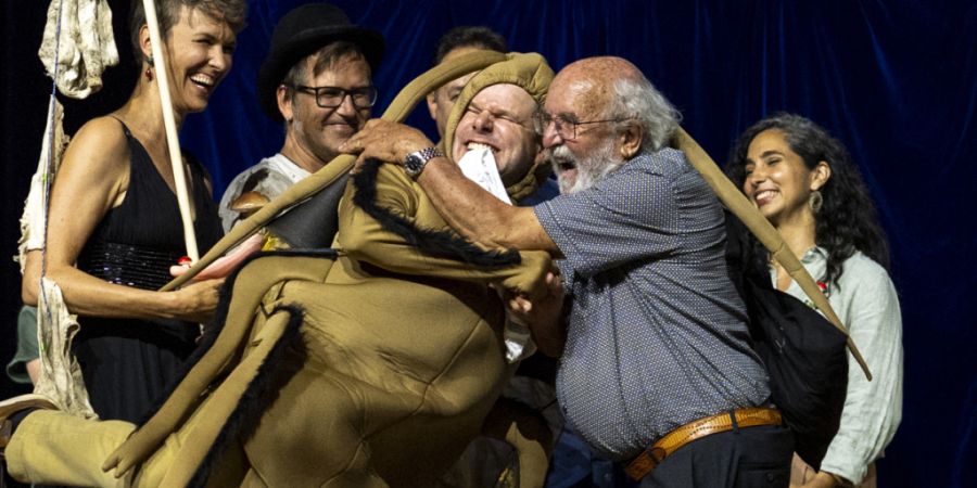 Das Schweizer Forschungsteam mit Pia Viviani, Franz Bender, Marcel van der Heijden und Atlant Bieri hat den Ig-Nobelpreis vom «echten» Nobelpreisträger Michel Mayor erhalten.