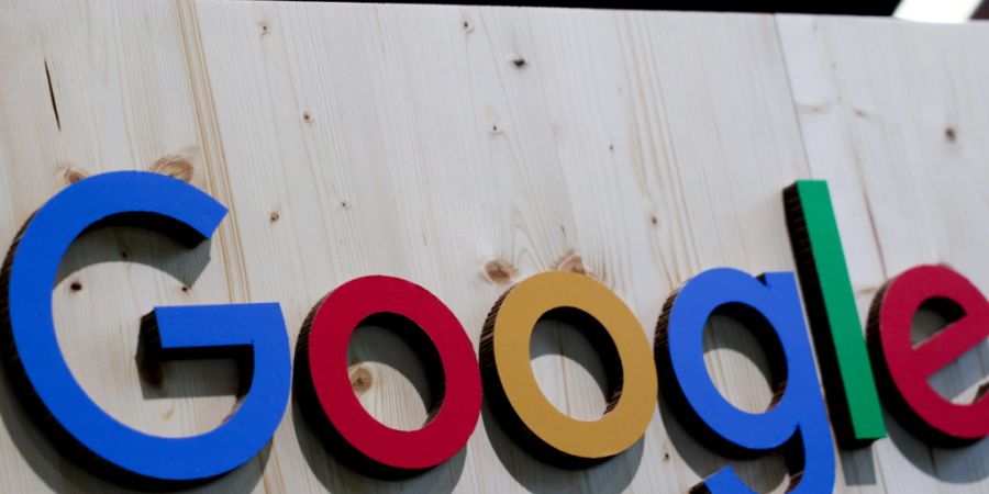 Google präsentierte schon vor einem Jahr Prototypen einer Brille mit einem kleinen Display in einem der Gläser. Auf den Markt kommt aber zunächst ein einfacheres Modell mit Kamera un...