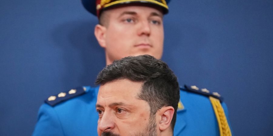 dpatopbilder - Der ukrainische Präsident Wolodymyr Selenskyj trifft im Serbien-Palast ein, um gemeinsam mit seinem serbischen Amtskollegen Vucic eine gemeinsame Pressekonferenz abzuhal...