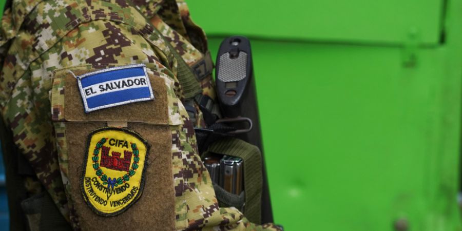 ARCHIV - Ein bewaffneter Soldat steht Wache und trägt an seinem Arm das Motto: «Mit Aufbau und Vernichtung werden wir siegen». Im umstrittenen Kampf gegen die Kriminalität durch den...