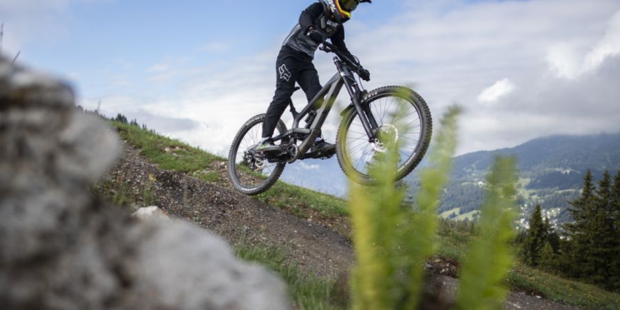 Der 16-jährige Mountainbiker stürzte offenbar kurz nach dem Ende des Downhill-Trails. (Symbolbild)