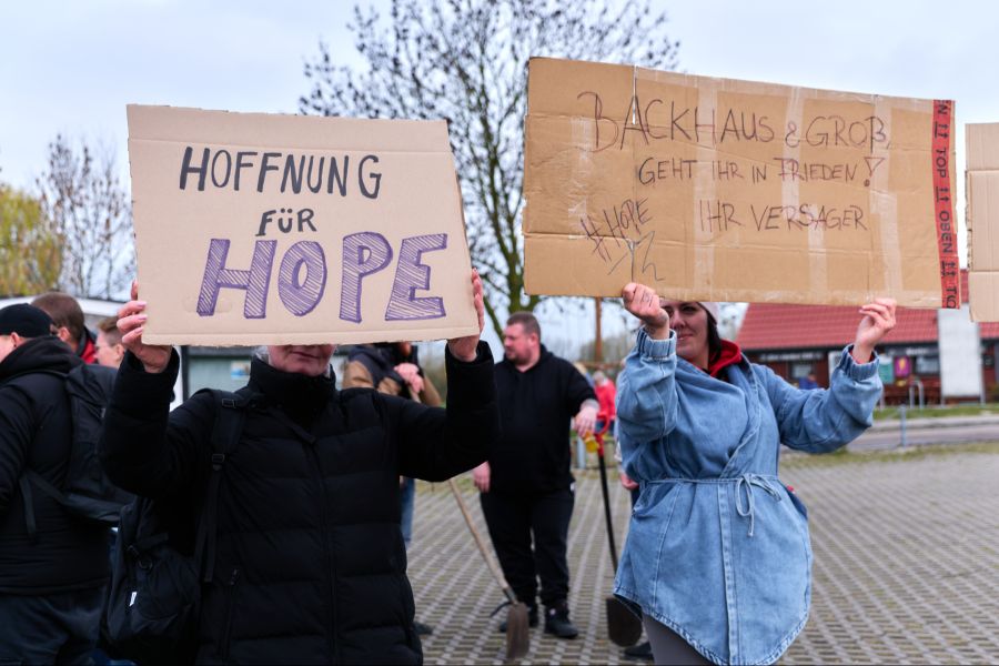 Das Wal-Drama um Timmy hat nicht nur in den sozialen Medien für Furore gesorgt. Auch vor Ort gab es Proteste.