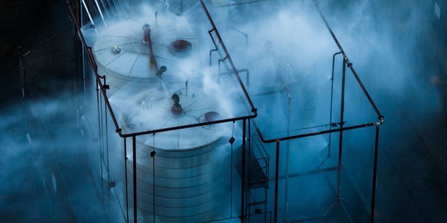 dpatopbilder - Wasser wird auf einen Tank gesprüht, der sich in einem Luft- und Raumfahrtwerk überhitzt hat. Foto: Ethan Swope/AP/dpa