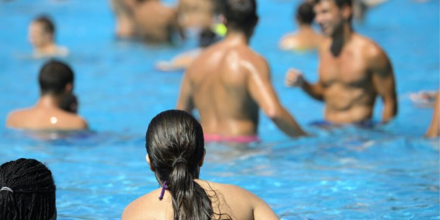 Gerade noch rechtzeitig konnten der Bademeister und seine medizinische Assistenz das regungslose dreijährige Mädchen aus dem Schwimmbecken im thurgauischen Kreuzlingen retten. (Archiv...