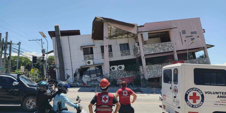 HANDOUT - Rettungskräfte begutachten die Schäden nach einem Erdbeben. Foto: Uncredited/Philippine Red Cross via AP/dpa - ACHTUNG: Nur zur redaktionellen Verwendung bis zum 22.06.2026 ...