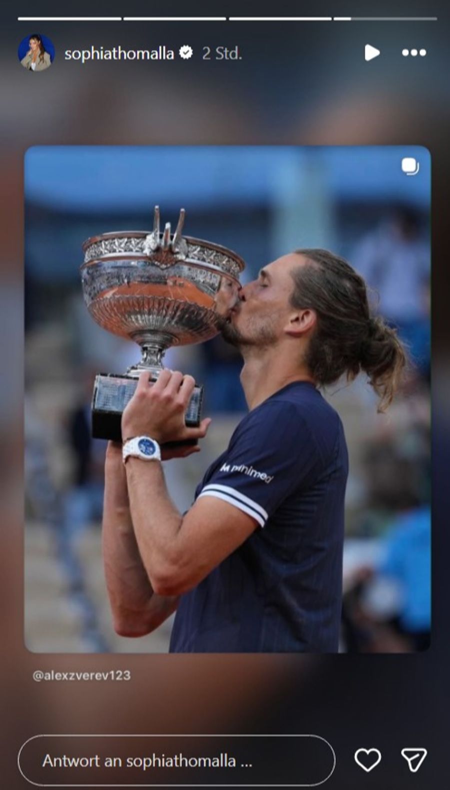 Alexander Zverev küsst die Trophäe der French Open 2026 – Freundin Sophia Thomalla teilte das Bild in ihrer Instagram-Story.