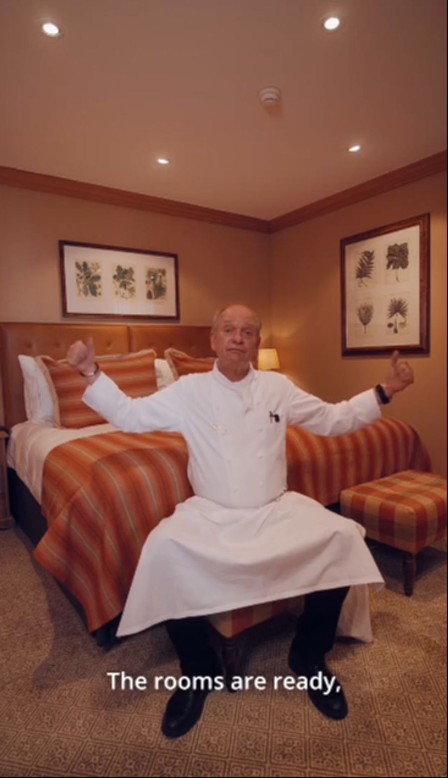 Die luxuriösen Zimmer sind zwar bereit, doch bis Dezember bleiben sie leer, erklärt er.