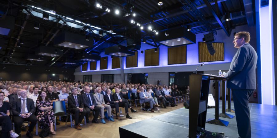 Bundesrat Albert Rösti am Montagabend vor rund 400 Personen in Fisibach AG.