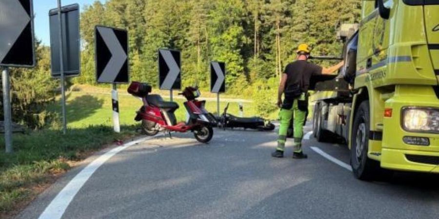 Bei Motorräder mussten abgeschleppt werden.