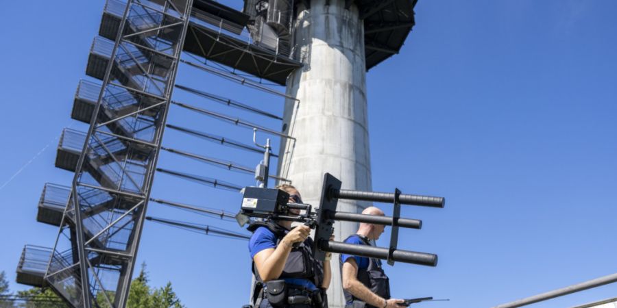 Auf dem Bantiger nordöstlich von Bern zeigten Spezialisten der Kantonspolizei an einem Medientermin, wie sie den Angriff einer Drohne auf den Sendeturm abwehren würden.