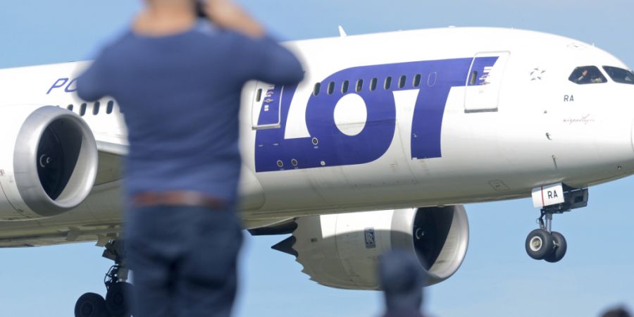 ARCHIV - Ein Flugzeug der polnischen Fluggesellschaft LOT in Warschau. Foto: Alik Keplicz/AP/dpa