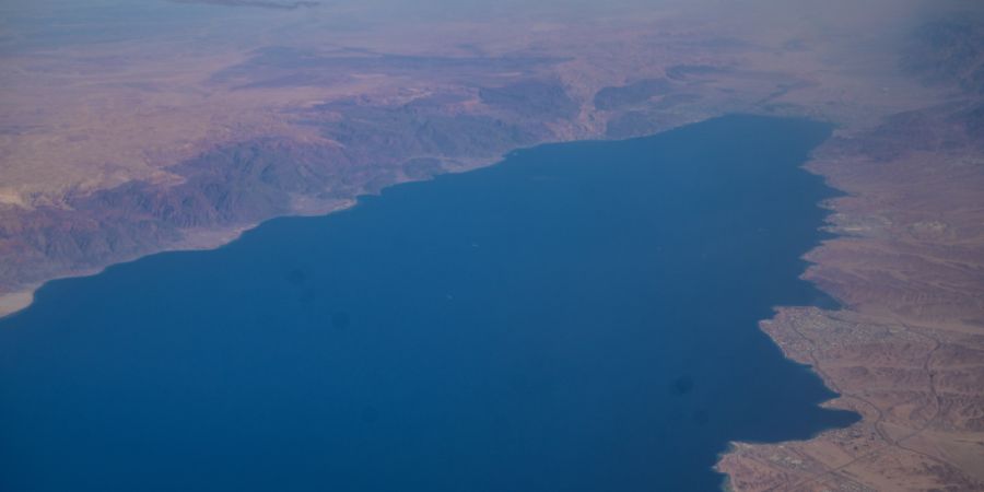 ARCHIV - Der Golf von Akaba mit Blick Richtung Norden auf die israelische Küstenstadt Eliat sowie jordanischen am rechten Ufer und ägyptischen Siedlungen am linken Ufer. Foto: Sebasti...