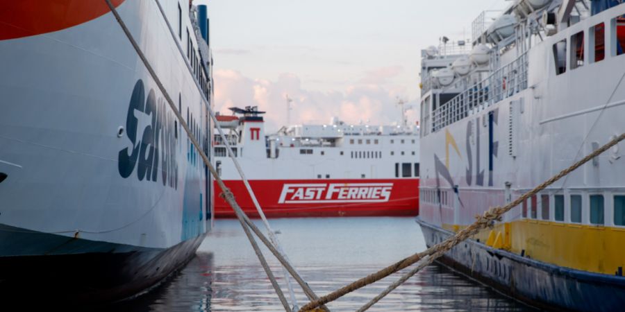 ARCHIV - Festgemachte Fähren im Hafen von Piräus während eines 24-stündigen Streiks. Foto: Socrates Baltagiannis/dpa