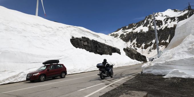 Die ersten Touristen begeben sich auf die wiedereröffnete Gotthard Passstrasse nach der Wintersperre, fotografiert am Mittwoch, 29. Mai 2024. Gotthardpassstrasse