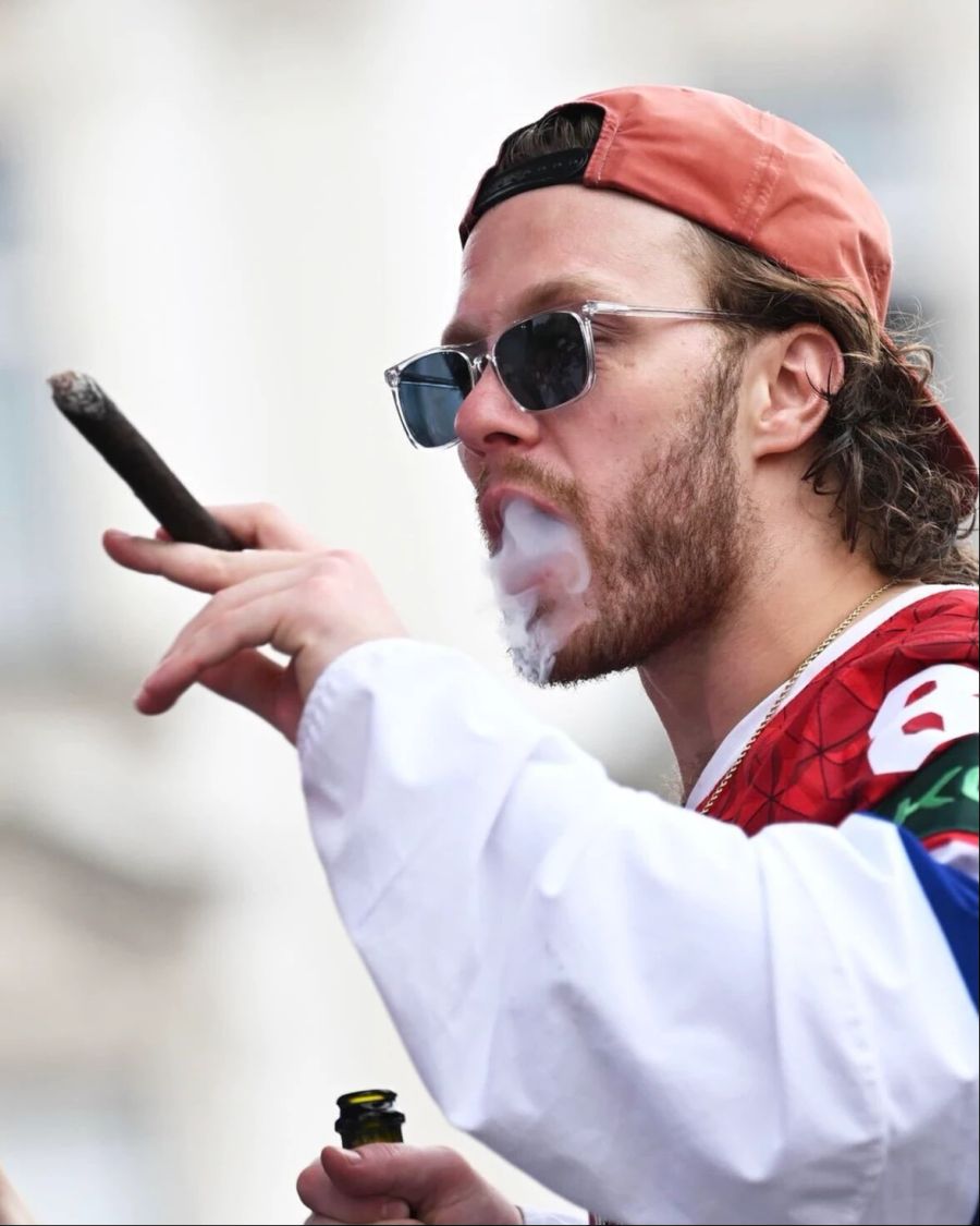 David Pastrnak nimmt einen Zug der WM-Gold-Zigarre.