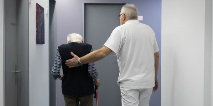 «Unterstützung» - Einsame Senioren wollen beim Arzt reden – Rechnung