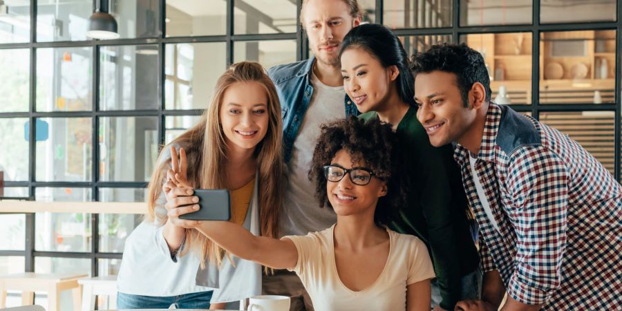 freunde machen selfie von sich, multi-ethnisch