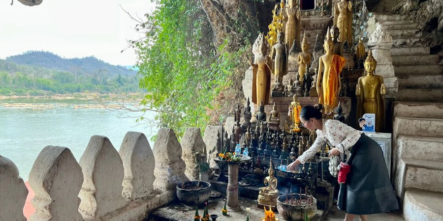 Zugang übers Wasser: Die Pak Ou Caves sind nur mit dem Boot erreichbar.