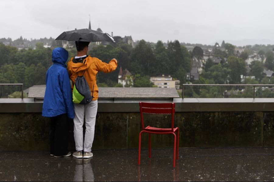 Auch am Sonntag kann es zeitweise Schauer geben – auch Gewitter sind möglich.