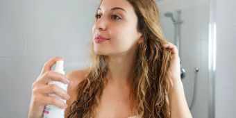 Frau nasses Haar Spray