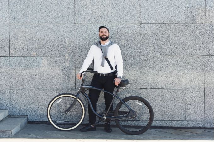 Regelmässige Bewegung ist auch essenziell, wenn man gerne auf Dauer ein paar Pfunde loswerden möchte. Geschäftsmann mit Velo