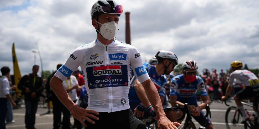 Auch Remco Evenepoel trägt wieder Maske.