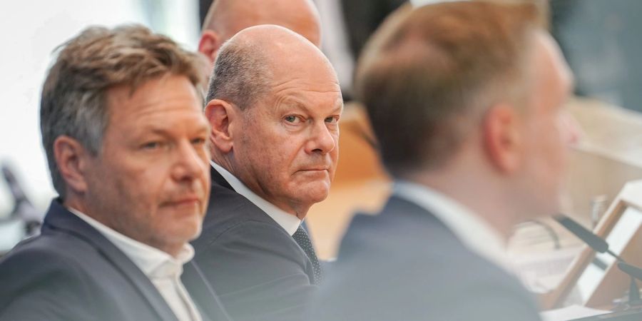 Mussten schon einige Krisen in der Koalition bewältigen: Vize-Kanzler Robert Habeck (l), Kanzler Olaf Scholz (M) und Finanzminister Christian Lindner. (Archivbild)
