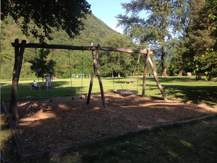 Die Grillstelle Meriggio überzeugt mit einem grossen Spielplatz.