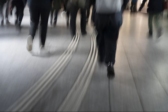 Am Bahnhof Bern will die SBB, dass die Pendler den Eingangsbereich durchschreiten und nicht lange stehen bleiben. Bern