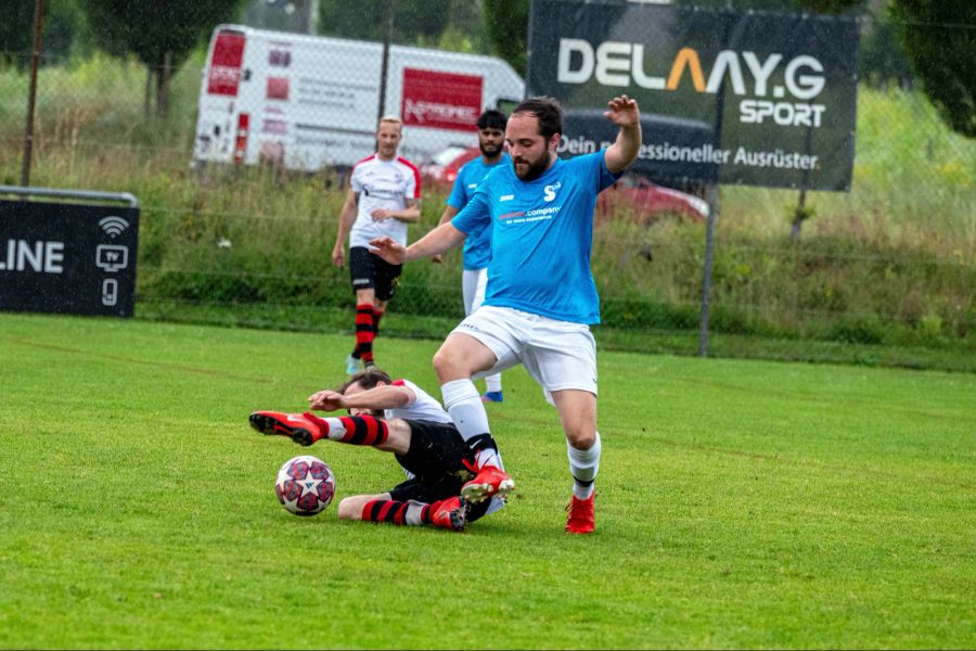 Voller Einsatz: FC Shoppy vs. FC Schönbühl.