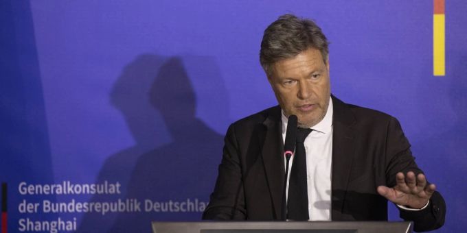 Der Vizekanzler und deutsche Bundesminister für Wirtschaft und Klimaschutz, Robert Habeck, spricht während einer Pressekonferenz in Shanghai unter anderem über Zölle auf chinesische Elektrofahrzeuge. habeck china