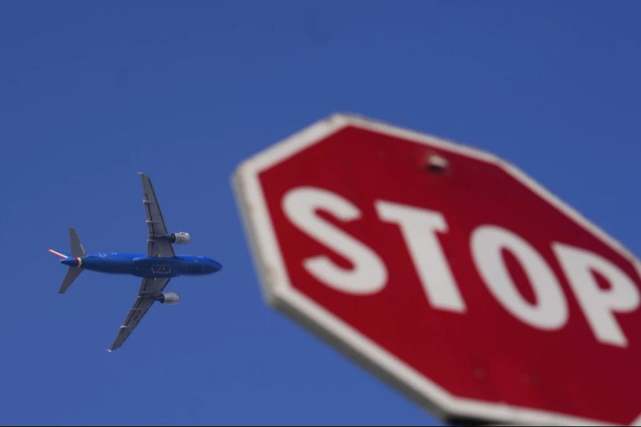 Deswegen drängte er auf eine Rückkehr der startklaren Maschine zum Terminal – mit Erfolg. Diese hob dann mit rund 70 Minuten Verspätung ohne ihn ab. (Symbolbild)