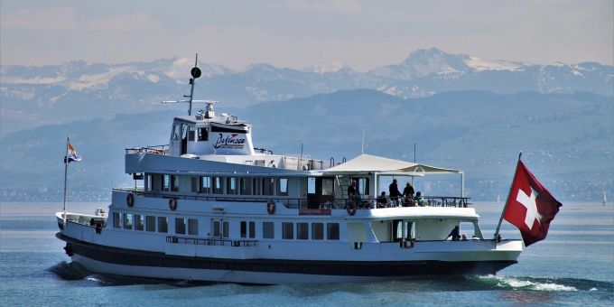 Auf einer Fähre am Bodensee kam es zu einem spektakulären Polizeieinsatz, bei dem ein Mann festgenommen wurde. (Symbolbild) bodensee polizeieinsatz mann festgenommen