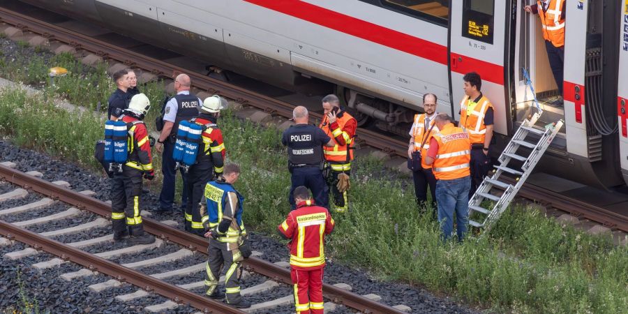 Wegen Qualms auf einer Toilette musste ein ICE auf dem Weg nach Hamburg in Thüringen stoppen.