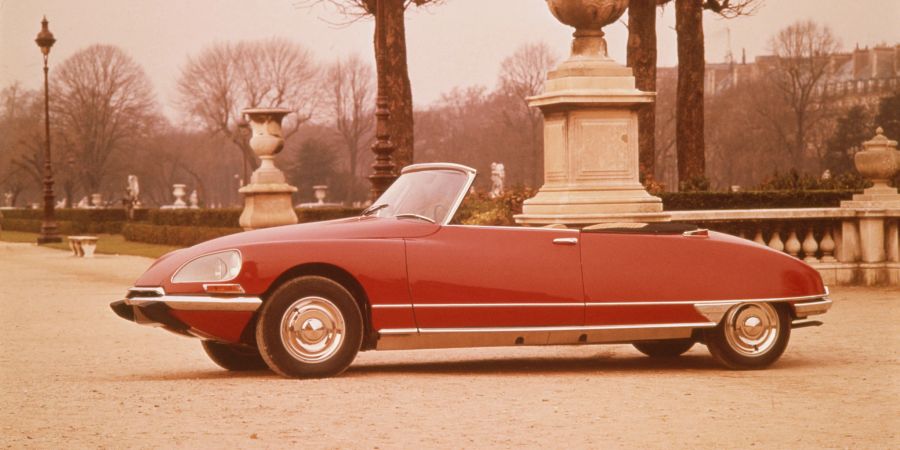 Der Citroën DS 19, eingeführt im Jahr 1955, revolutionierte die Automobilbranche mit seiner hydropneumatischen Federung, die für aussergewöhnlichen Fahrkomfort und Stabilität sorgte.