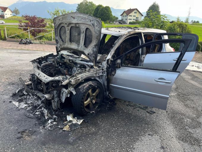 Auto brennt vollständig aus. Totalschaden