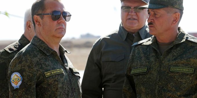 Hat sich seit dem russischen Angriff auf die Ukraine zu einem der grössten Hardliner entwickelt: Dmitri Medwedew (l.). Dmitri Medwedew
