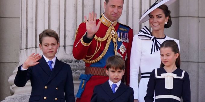 Prinz William und Prinzessin Kate auf dem Balkon des Buckingham-Palastes mit ihren Kindern Prinz George (v. l. n. r.), Prinz Louis und Prinzessin Charlotte. Kate William Meghan Markle