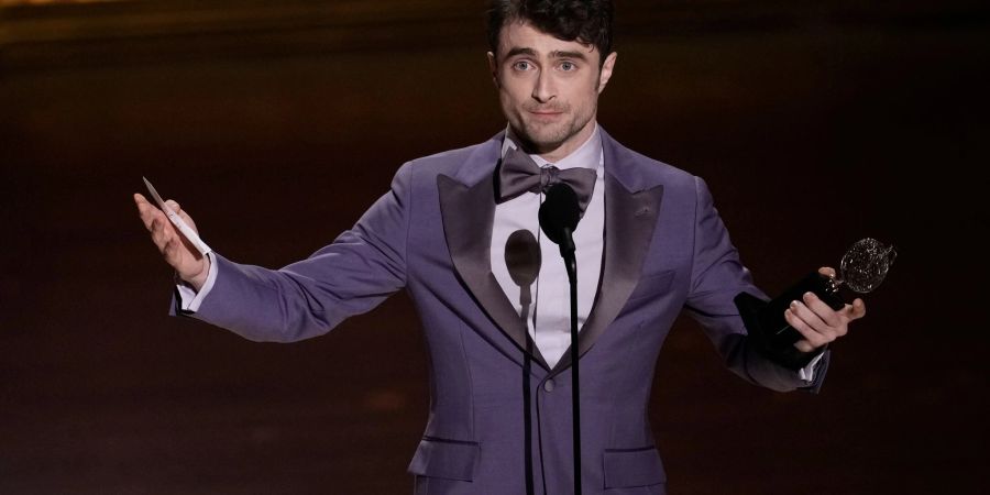 Daniel Radcliffe nimmt in New York seinen Tony Award entgegen.