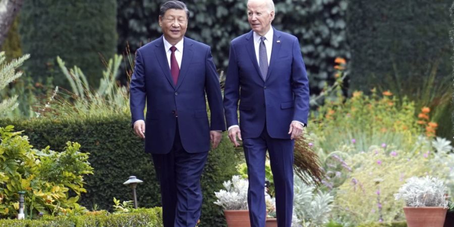 ARCHIV - Joe Biden (r), Präsident der USA, und Xi Jinping, Präsident von China, spazieren am Rande des Gipfels der Asiatisch-Pazifischen Wirtschaftsgemeinschaft (APEC) durch die Gärten des Filoli Estate. Foto: Doug Mills/Pool The New York Times/AP/dpa