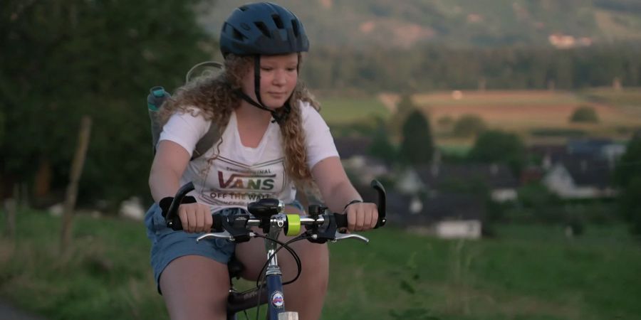 Joy fährt immer mit dem Velo zur Schule. In den USA war das nicht so.