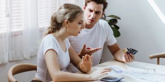 Mann und Frau diskutieren über Finanzen