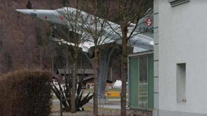 Ein Kampfjet, der in der Nähe des Gasthofs Rössli ausgestellt ist. Rössli Meiringen Bern