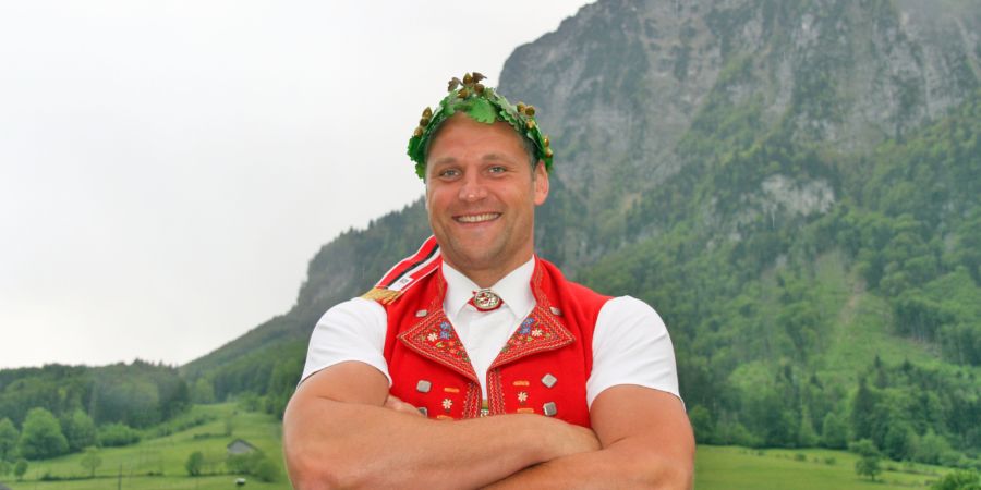 Arnold «Nöldi» Forrer, der König des Toggenburgs. Heute ist er als Käseproduzent und Schwing-Kommentator (fast) so erfolgreich wie 
früher im Sägmehl.
