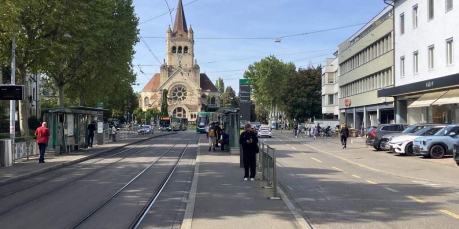 Die Haltestelle Zoo Bachletten wird erneuert. Vom April bis Ende Juni 2027 fährt ein Ersatzverkehr auf den Tramlinien 1 und 8.
