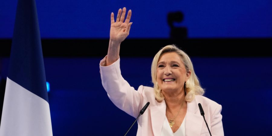 dpatopbilder - Marine Le Pen, Präsidentschaftskandidatin der rechtsnationalen Partei Rassemblement National (RN), winkt ihren Anhängern zu, bevor sie auf dem 19. Parteitag eine Rede h...