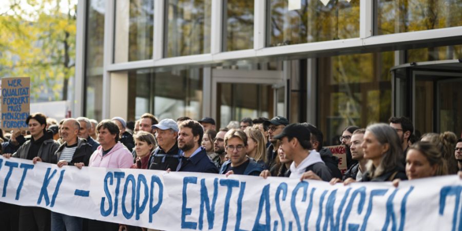 Mitarbeitende von Tamedia protestierten am Dienstag in Zürich gegen angekündigte Entlassungen.