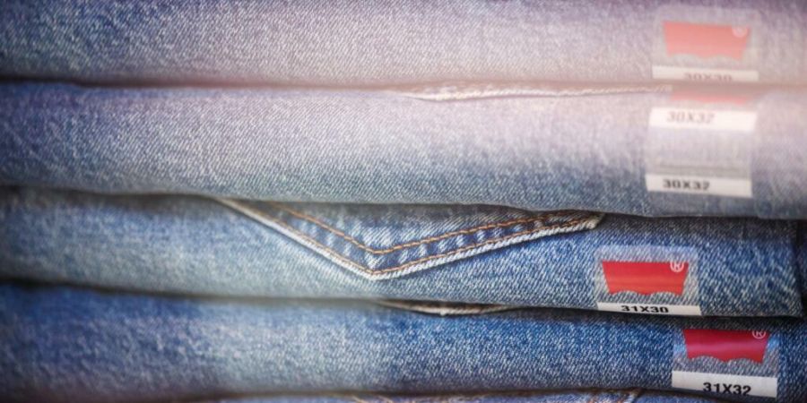 Der Bekleidungshersteller Levi Strauss & Co. möchte den Schweizer Markenschutz für die Ziernaht auf den Gesässtaschen seiner Jeans auch auf weitere Kleidungsstücke ausweiten. (Symbo...
