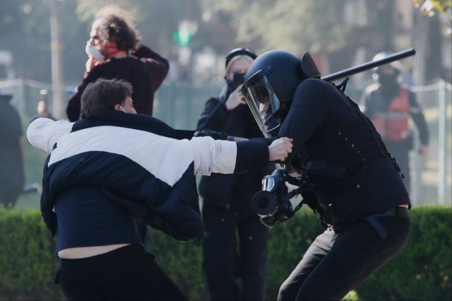 Das Verhalten der Polizei spielt eine Rolle. Ein hartes Vorgehen ohne Dialogangebote verschärft die Lage oft. Hier eine Strassenszene in Albanien.