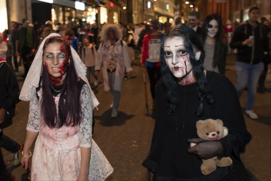 In der Nacht auf Sonntag ist Halloween, da müssen wir uns warm anziehen. Mancherorts sinken die Temperaturen bis auf 0 Grad.